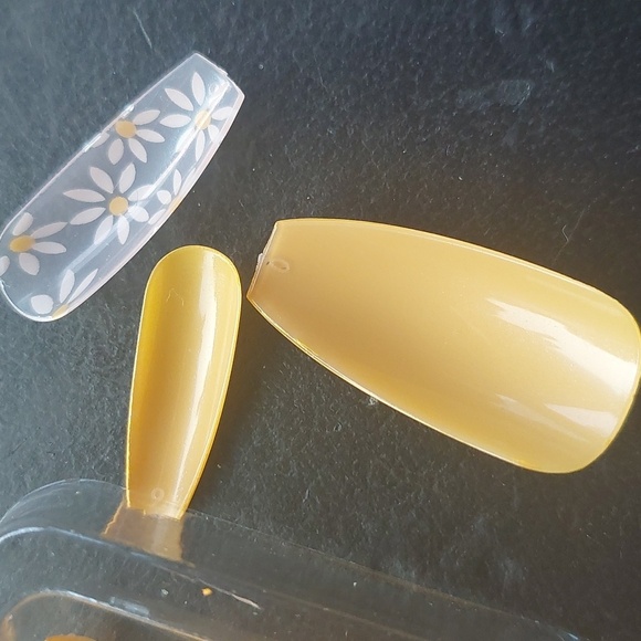 Beautiful Nails- Almond Coffin Yellow Daisy Press On Pre-designed - Picture 5 of 5